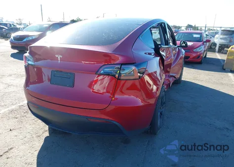 2025 Tesla Model Y Long Range Dual Motor Rear-Wheel Drive z USA, uszkodzony, nr VIN 7SAYGDED2SF255080
